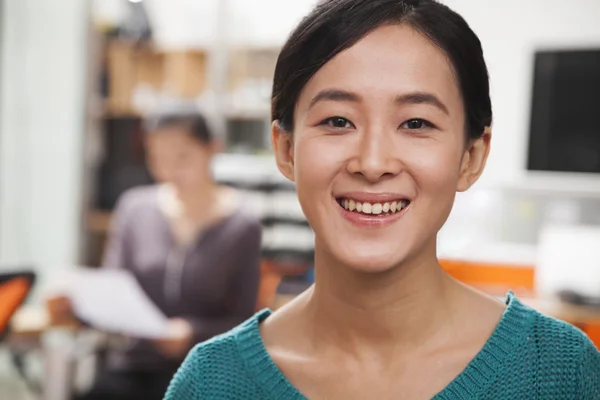 Jeune femme d'affaires au bureau — Photo