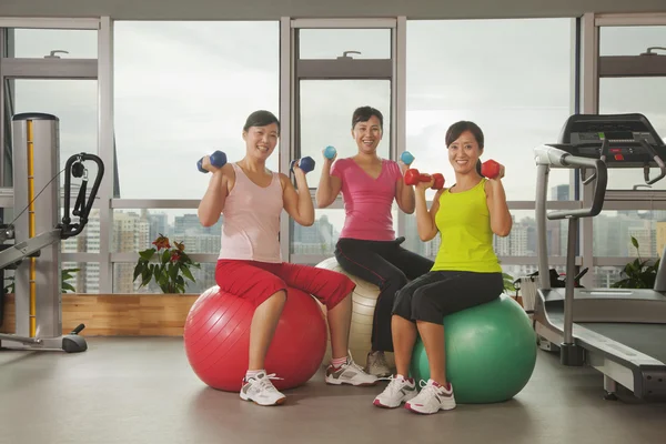 Las mujeres haciendo ejercicio con pelota de fitness — Foto de Stock