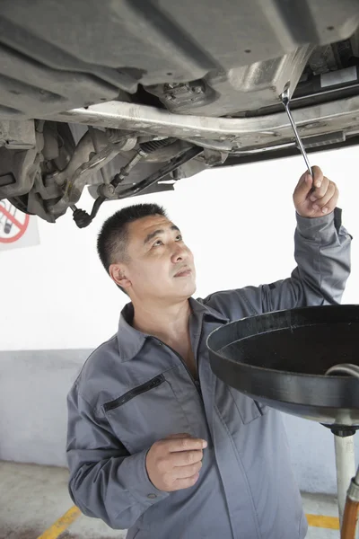 Mechanic Changing the Oil — Stock Photo, Image