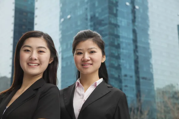 Businesswomen outdoors among skyscrapers — Stock Photo, Image