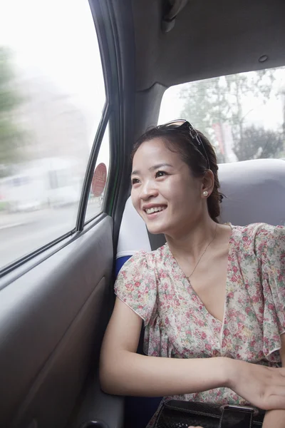 Kvinnan tittar ut fönstret i taxi — Stockfoto