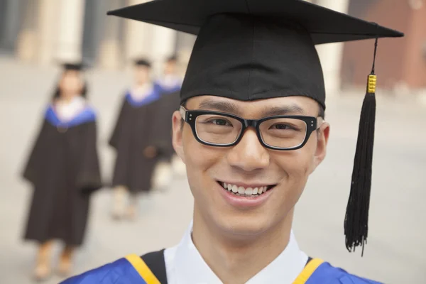 Absolvent mit Brille lächelnd — Stockfoto