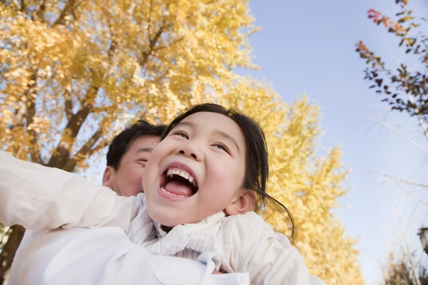 Nonno e nipote giocano nel parco — Foto Stock