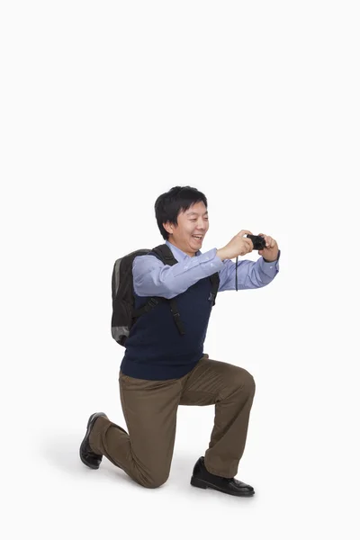Hombre tomando fotos con cámara digital — Foto de Stock