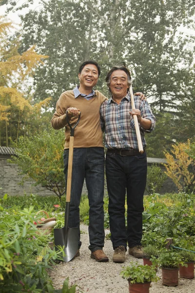 Zwei Generationen arbeiten im Garten — Stockfoto