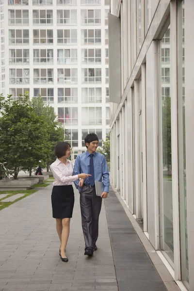 Empresarios y mujeres de negocios caminando fuera del CDB — Foto de Stock