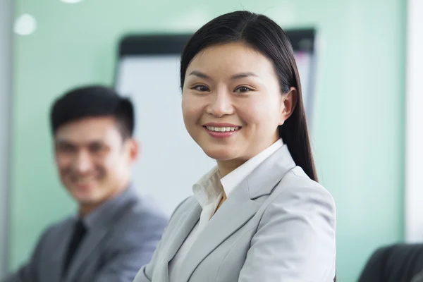 Femme d'affaires avec son collègue — Photo