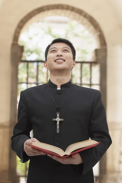 Priester blickt zum Himmel vor der Tür — Stockfoto