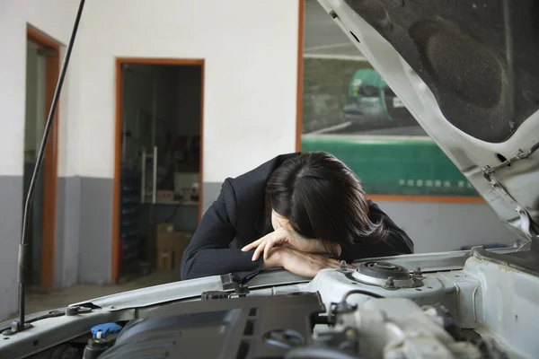 Businesswoman Frustrated with Car — Stock Photo, Image