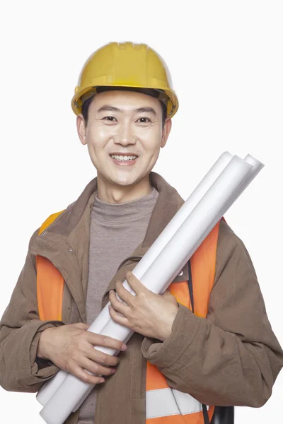 Obrero de la construcción que sostiene el proyecto — Foto de Stock