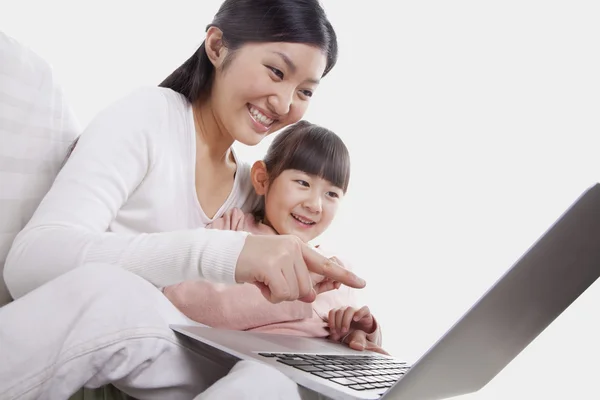 Mother and daughter using a laptop Royalty Free Stock Photos