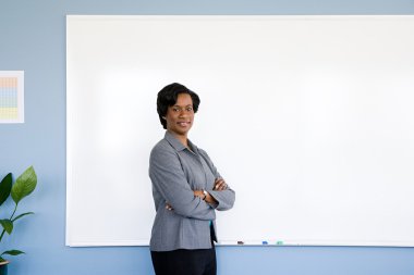 Beyaz tahta tarafından iş kadını