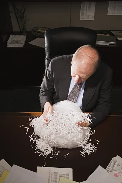 Volwassen zakenman met papier shreddings — Stockfoto
