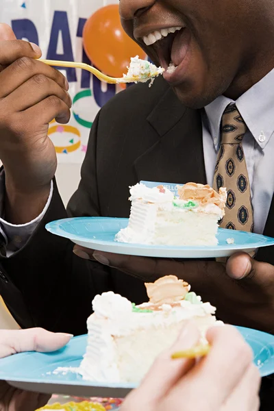 Pracowników biurowych jedzenie partii ciasto — Zdjęcie stockowe