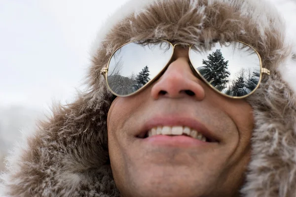 Hombre con sombrero de acosador de ciervos y gafas de sol —  Fotos de Stock