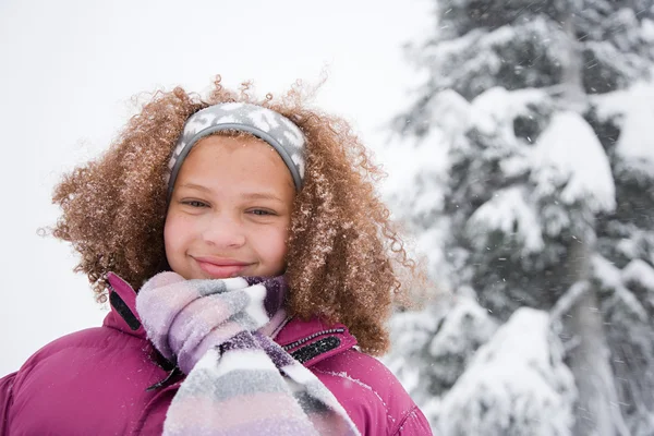 Mädchen im Schnee — Stockfoto