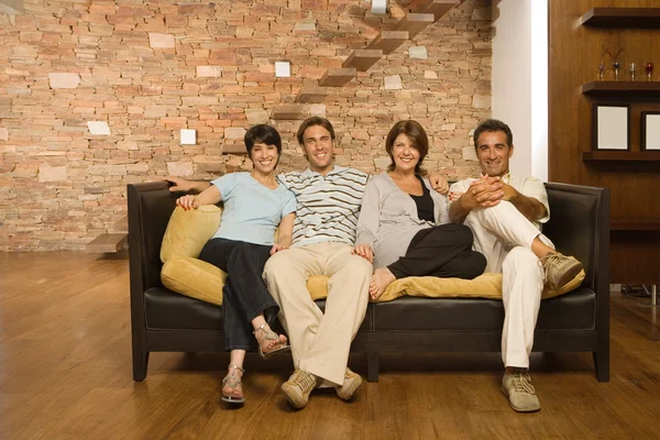 Famiglia su un divano — Foto Stock