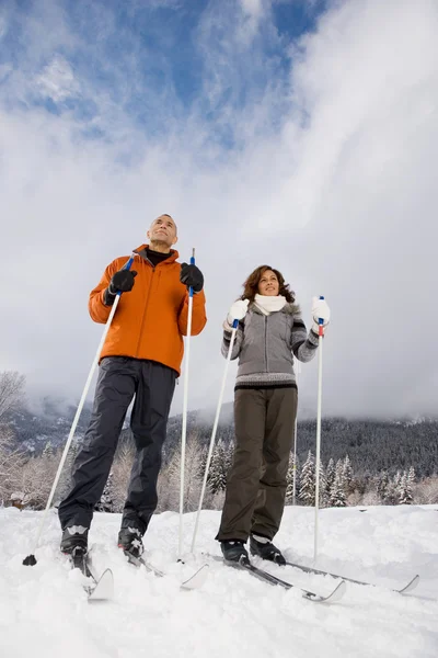 Reifes Paar beim Skifahren — Stockfoto