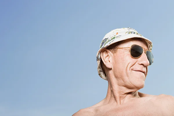 Homme portant un chapeau et des lunettes de soleil — Photo