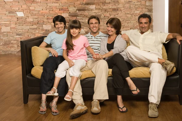 Familjen på en soffa — Stockfoto
