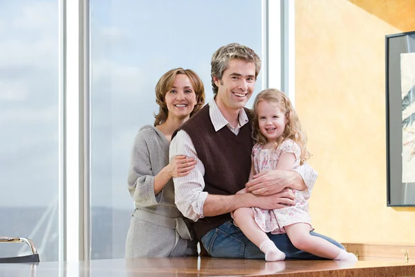 Famiglia sorridente a casa — Foto Stock
