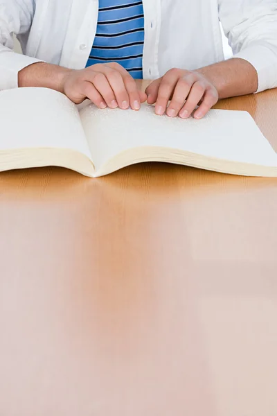 Adolescente chico leyendo braille libro — Foto de Stock