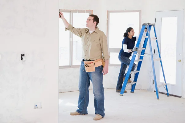 Couple doing building work — Stock Photo, Image
