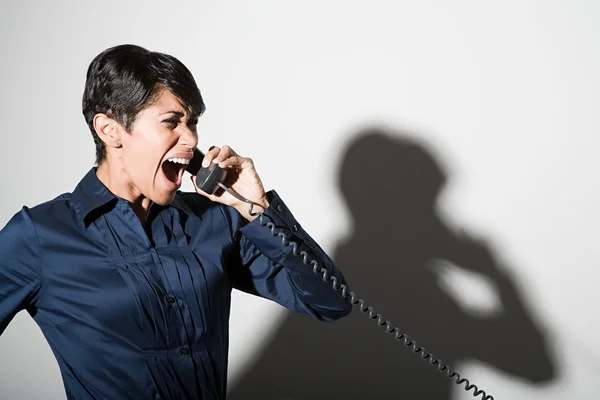 Businesswoman shouting on the telephone — Stock Photo, Image