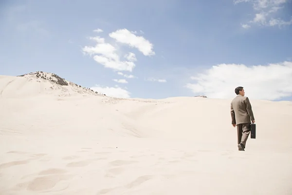 Uomo d'affari nel deserto — Foto Stock