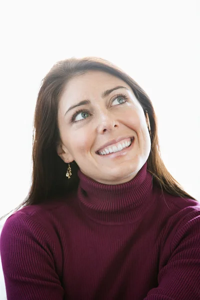 Frau schaut auf — Stockfoto