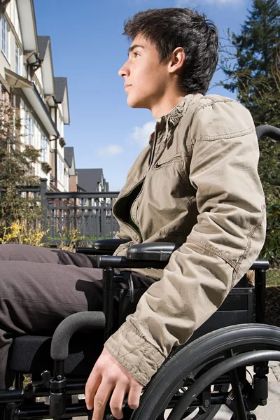 Niepełnosprawny nastolatek — Zdjęcie stockowe