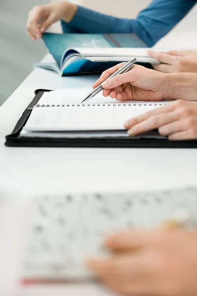 Menschen mit Büchern — Stockfoto