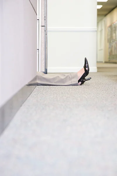 Pernas de mulher deitada no chão — Fotografia de Stock