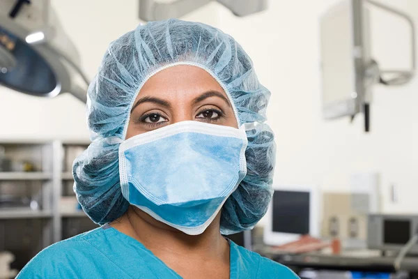 Cirurgião em sala de operações — Fotografia de Stock