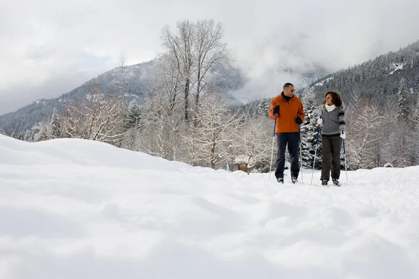 Reifes Paar beim Skifahren — Stockfoto