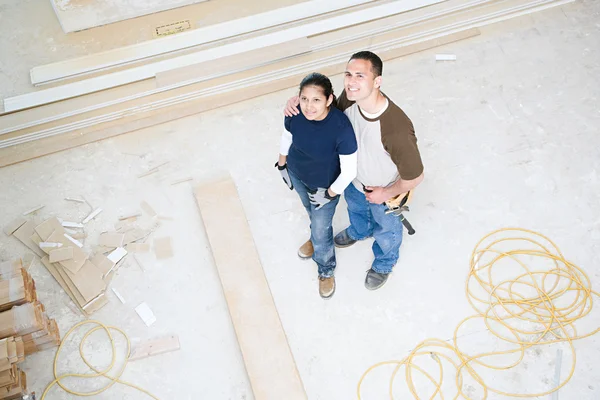 Paar in hun nieuwe huis — Stockfoto