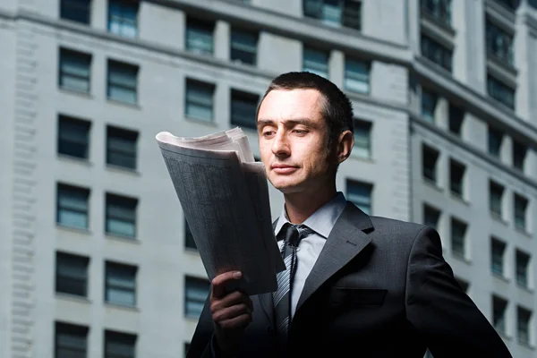 Empresário lendo jornal — Fotografia de Stock