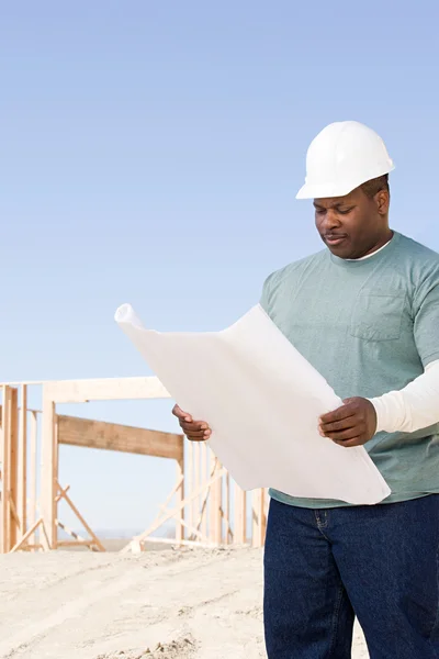 Builder holding blueprint — Stock Photo, Image