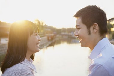 Çift kamera bir nehir tarafından bakarak