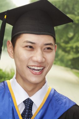 Üniversiteden mezun olduktan adam