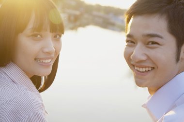 Çift kamera bir nehir tarafından bakarak