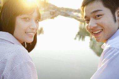 Çift kamera bir nehir tarafından bakarak