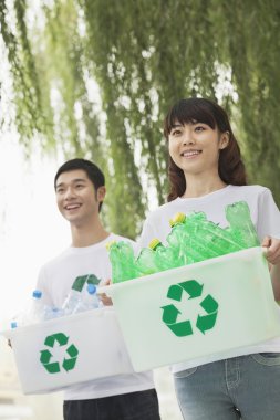 Plastik şişeleri geri dönüşüm kişi
