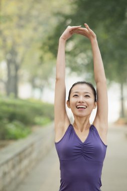 Parkta gerinen kadın.