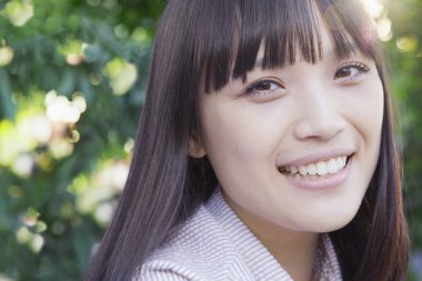 Kız kameraya bakıyor.