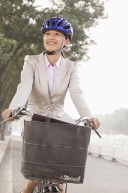 iş kadını ile Bisiklet commuting