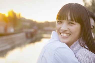 Genç çift sarılıyor.