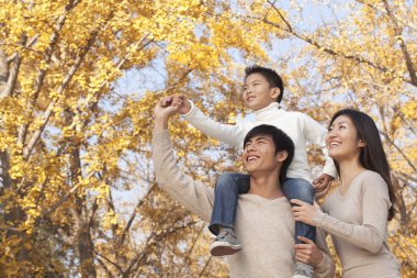 Sonbahar parkında bir aile