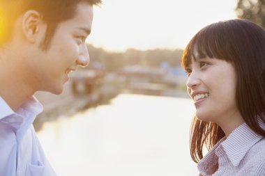 Çift kamera bir nehir tarafından bakarak