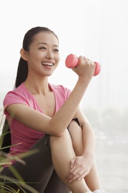 kadın parkta ağırlık kaldırma